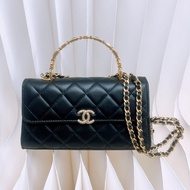 近新 Chanel 22b 琺瑯手柄翻蓋包 18.5cm