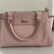 粉色Salad牌子，九成新，全真牛皮，可單...