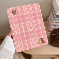 [Good Luck] Cute Hug Bear iPad air5 Tablet Protective Case pro with Pen Slot 40cm Plaid Pattern20251