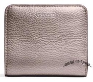 貓仔仔美國童裝-賠本出清 coach 全新49879銀色品牌英文字樣真品皮革款雙折式短夾/皮夾-one size-免運費