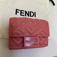 FENDI Baguette FF Logo 琺瑯金屬釦三折短夾 粉紅色全新