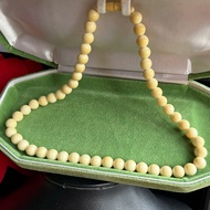 Comes with a velvet box. Natural, clear grain, 8.8-8.9 mm round beads, 48 cm long, has 2 slightly cr