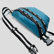 全新LeSportsac 藍色腰包，LeSportsac 簡約拉鍊單肩斜孭多功能收納大容量藍綠色腰包胸包。尺寸：L33 cm， H 18 cm， W7 cm。可在屯馬綫烏溪沙站至土瓜灣沿途各站交收。