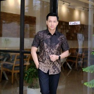 Peksi Kembar Hitam Lasem Hem Batik Pria Lengan Pendek Slim Fit