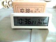 全新 無印良品 MUJI  數位時鐘/鬧鐘功能/夜光功能按橘色顯示 有月/日/星期/時間/秒/溫度/濕度 白色 16× 4.8＊6.1cm 市價1600