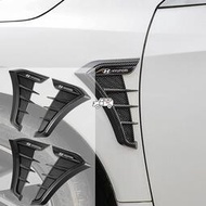 HYUNDAI 2 件適用於現代 Kicks Reina Tucson Elantra 汽車側貼擋泥板徽章貼紙碳纖維