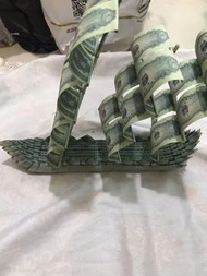 一個人民幣帆船擺設，售價500