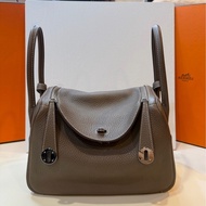 愛馬仕/Hermes 大象灰銀扣 TC皮 lindy26 斜背包 。