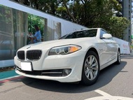 巴伐利亞的榮耀 BMW 寶馬 F10 520i 2.0L 渦輪增壓 新車價格255萬 2012年款式 2011年11月出廠 2012年02月領牌 白色 黑內裝 電動天窗 里程100,000km 無待修 定期保養 女用車庫超美一手原鈑件