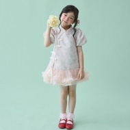 Brinley Dallas Kid กี่เพ้าลายดอกไม้สีพาสเทล ดีเทลชายระบายฟูฟ่องสวยลงตัว