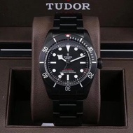 Xmas 之選:🎄全新NEW 2019/12⌚️TUDOR 帝陀⌚️Black Bay Dark為全磨砂啞面💠79230DK💠磨砂黑色PVD鋼錶殼，直徑41毫米 👍🏻防水深達200米（660呎）本公司