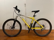 GIANT Mountain Bike 17” frame 26” tires. 越野單車
