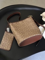 COACH 大號28 新款ccc23 Bleecker Bucket Bag水桶包 尺寸：2829.5 大號 焦糖棕