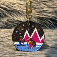 LV M63756 原花老花字紋 滑雪熊 雙面 圓牌 吊飾 掛飾 鑰匙圈 KEYCHAIN