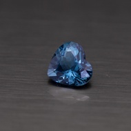 พลอยลอนดอนบลูโทแพซ (London Blue Topaz) รูปทรงหัวใจ น้ำหนัก 4.36 กะรัต  พลอยน้ำเงินอมสีฟ้าน้ำทะเลเข้ม