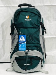 Beg Deuter Downhill 45 travel backpack with free raincover. Gray and black design. Adjustable straps