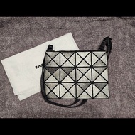 ISSEY MIYAKE 三宅一生 BAOBAO 亮面方格3x4斜背包 銀灰色