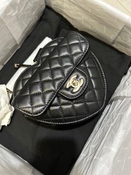 全新 Chanel 香奈兒 22S 黑金 黑色 羊皮 桃心 心型 愛心 bag 愛心包 側背包 口蓋包（AS3191）