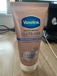 粉紅色Vaseline Healthy Bright Gluta-Hya Body Tone-Up UV Lotion