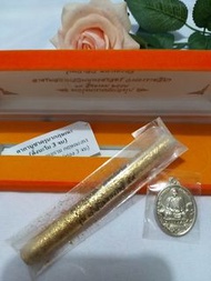 🔥🔥符管師父手寫經文🔥🔥再貼上金箔🔥🔥【聖物】金箔大富翁符通➕師父自身(禮盒裝)【尺寸】10.5cm長~手寫符片【師傅】古巴傑仕納  【寺廟】蝶王廟【年份】2560【功效】招財 人緣 轉運 成願 助生