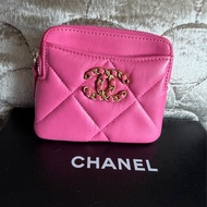 香奈兒 櫻花粉 芭比粉 零錢 吐司包 短夾 多用途錢包 卡包 chanel 19 pink Quilted Chanel 19 Zip Card Holder Wallet Pink