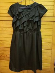 黑色連身裙，內有裡透底，胸前ruffles 點綴，腰部有橡根加腰帶一條，made  in Japan ,雖說二手，但買咗未穿過