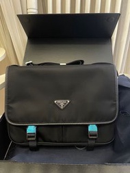 PRADA 再生尼龍和皮革 翻蓋郵差包 黑色 男款