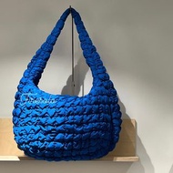 現貨 全新正版 深藍色 COS Quilted Oversized Shoulder Bag BLUE 雲朵包 夾棉雲袋 泡芙袋 雲朵袋 泡泡袋 Black