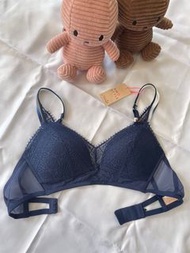 打底勁靚～日本購買 🥳 Triumph 黛安芬 內衣 Bra  雙肩帶 一條漸變藍 背面有❤️形logo ~  著上身勁靚～ 也可加件小背心 露出肩帶～