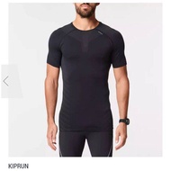 KIPRUN เสื้อยืดใส่วิ่งที่ระบายอากาศได้ดีสำหรับผู้ชายรุ่น KIPRUN SKINCARE