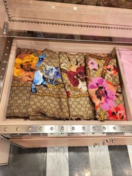 英國代購 英國直送Gucci Outlet 經典 GG LOGO 花卉 方巾 絲巾 圍巾 披肩 款號 508797 140x140cm 黃 藍 紅 粉 四季適用 返工 返學 高貴 優雅 氣質 禮物 聖