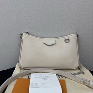 LV路易威登/Louis Vuitton Easy Pouch On Strap系列 石英色水波紋Epi皮 銀鏈 斜挎手提包單肩包  尺寸19 * 11.5 * 3cm