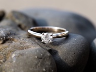 IGI證書1卡圓形璀璨鑽石18K四爪戒指