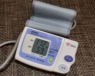 OMRON HEM-752 智能電子血壓計。附帶袖帶。測量範圍：0-280mmHg (0-37.0kPa)。脈搏數：40跳/分~180跳/分。尺寸：167.5mm x 106mm x 65mm。具有1