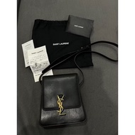 ✨YSL✨Saint Laurent Kaia 金色大Logo斜揹肩背植鞣皮翻蓋斜背小牛皮梯形包♥️附購證防塵袋🎁現貨秒出 禮物 精品