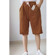 #กางเกงลายไทยผ้าหนังไก่ ผ้าใส่สบาย  กางเกงลายไทยขาสั้น(ความยาวเลยเข่า) กระเป๋าข้างมีซิป  มีเชือกผูกรูดได้  รุ่น06#สินค้าพร้อมส่ง