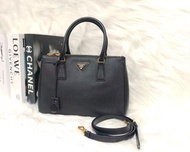 《香港旺角實體店✅》PRADA 殺手包 黑色 十字紋 牛皮 中號 金標 (支持7間銀行免息分期）