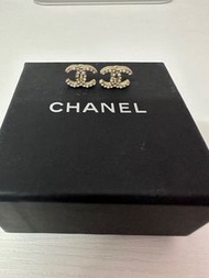 Chanel 經典 logo 閃石珍珠耳環🤍❤️