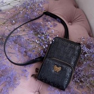 ⭐️Anna Sui⭐️日本雜誌附碌 黑色P U皮蝴蝶暗花斜挎包 便攜包 錢包 手機包 多功能包包
