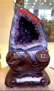 💜✨✨✨💜💜巴西🇧🇷天然紫晶洞，適合擺放客廳辦公室或者店舖位置，招財招貴人，辟邪防小人，轉運吉祥物，🫶🏿🫶🏿🫶🏿 Size不算太大，放在小小的蝸居非常適合   重量8.8公斤 高38厘米，宽25厘米 