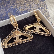 CHANEL 皮穿鏈衣架造型耳環