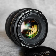 Canon EF 50mm F1.4  ทำให้มันมีประสิทธิภาพมากในสถานการณ์ที่มีแสงน้อยและสามารถที่จะให้ความลึกตื้น ของภ