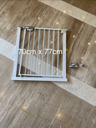 Baby or pet safety gate 嬰兒bb / 寵物 圍欄 欄杆 安全門（上水交收)(未計四邊螺絲釘基本尺寸如圖可調節) Trade at sheung shui