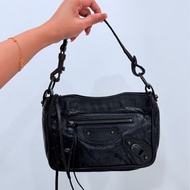 BALENCIAGA 巴黎世家 METALLIC EDGE HIP all black腋下包 麻將包 肩背包 斜背包