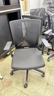 辦公室椅子 可調節升降 有扶手 有轆 帶輪 帶輪滑 可旋轉 網孔透氣 鏤空靠背 旋轉椅 電腦椅 辦公椅 寫字椅 網椅 黑色【立方傢俬】專營買賣二手辦公室傢俬 香港全域服務 二手 辦公室傢俬