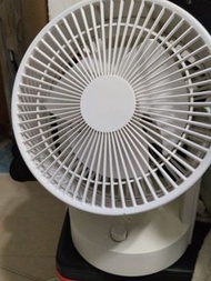 白色小型電風扇