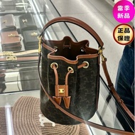 🎉新品好折扣✨Celine 121672 Teen 凱旋門老花 Clara 水桶包 黃褐色