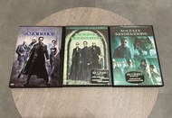 經典好戲，廿二世紀殺人網絡 Matrix 三步曲(駭客任務系列 ) DVD一套三隻正版DVD，有中文字幕，碟無花九成新，盒一般新，三隻不散