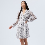 f.fashion เดรสคอวีผ้าชีฟองลายเสือดาว ผู้หญิง สีขาวตัดดำ | V-Neck Chiffon Dress in Leopard Print | 06