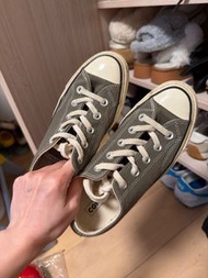 軍綠色Converse